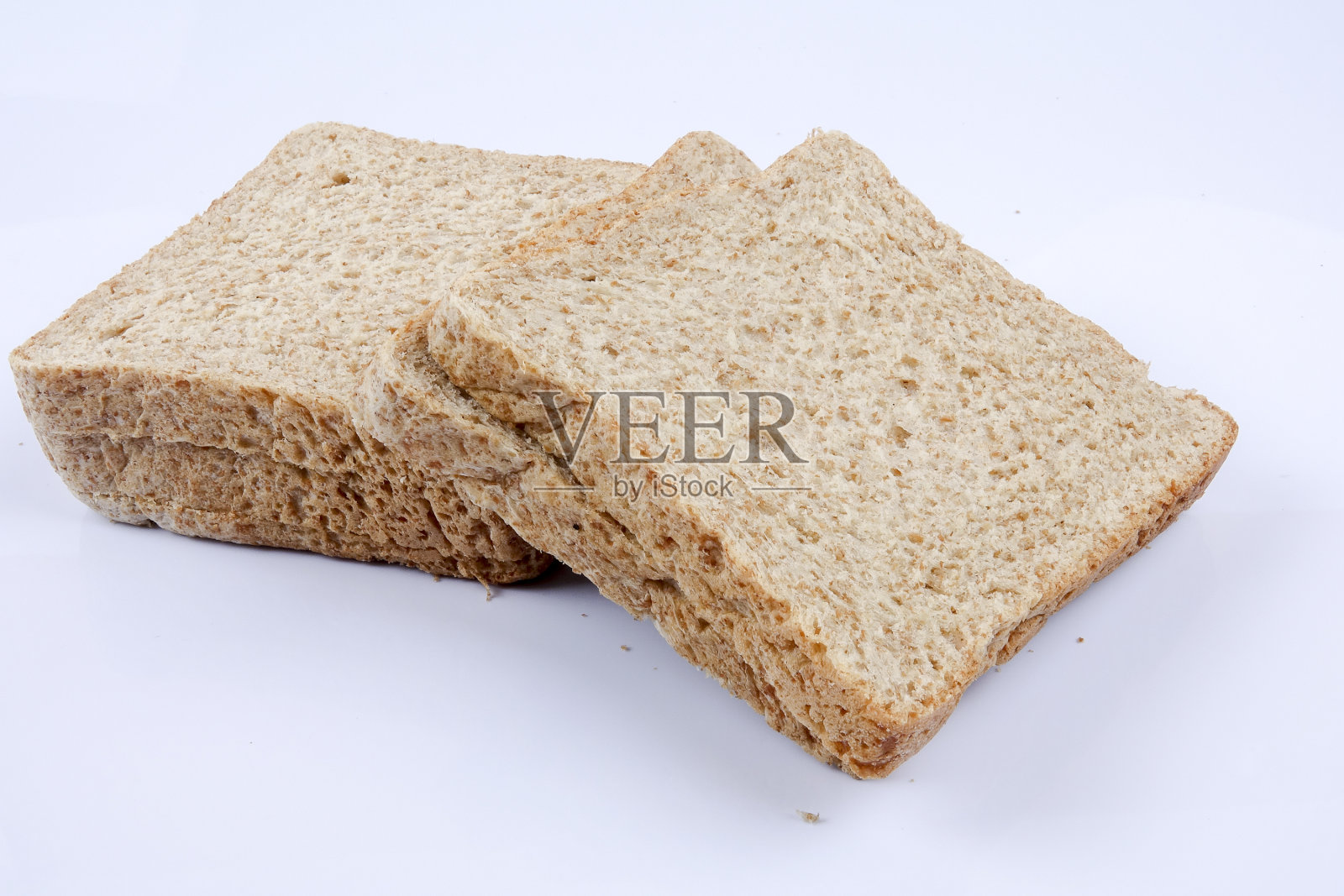 白色背景上的全麦面包照片摄影图片