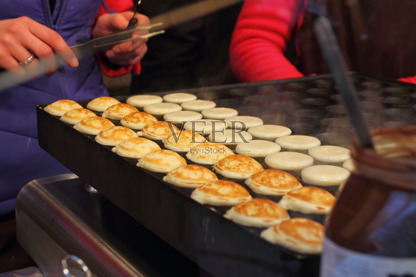 杜塞尔多夫圣诞市场著名的“Poffertjes”照片摄影图片