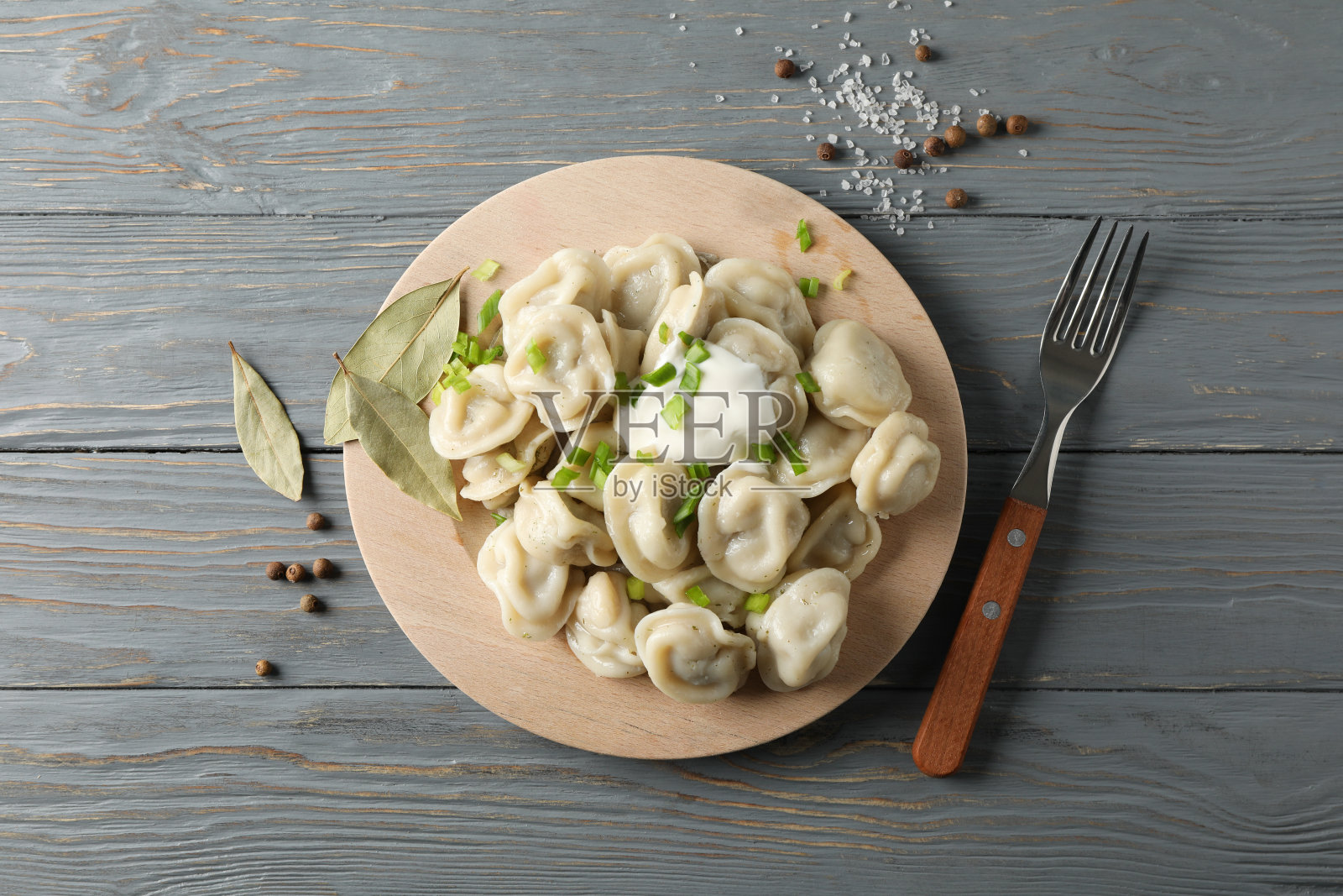 圆板上以饺子为背景，俯视图照片摄影图片