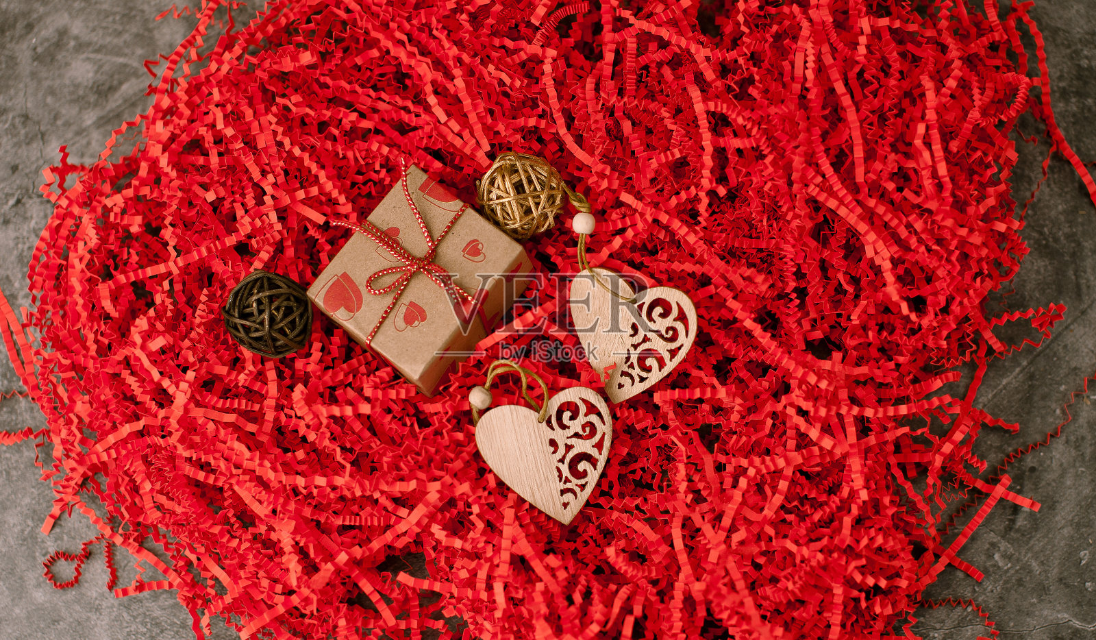 假日背景为情人节的灰色水泥背景与红色剪纸包装和心形，礼物和贴纸的祝贺文本。照片摄影图片