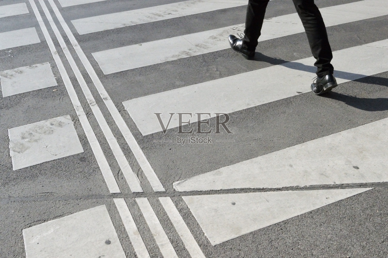 过马路的低段腿照片摄影图片