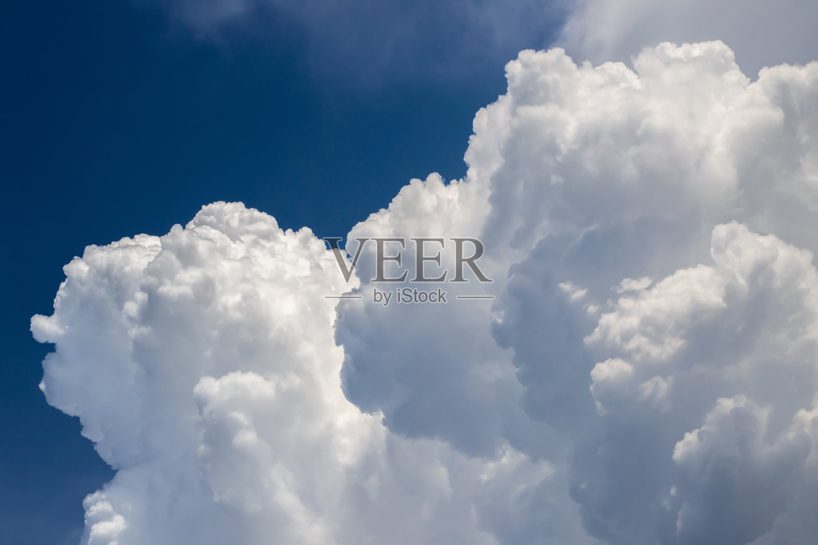 蓝天上卷曲的白云。天空背景照片摄影图片