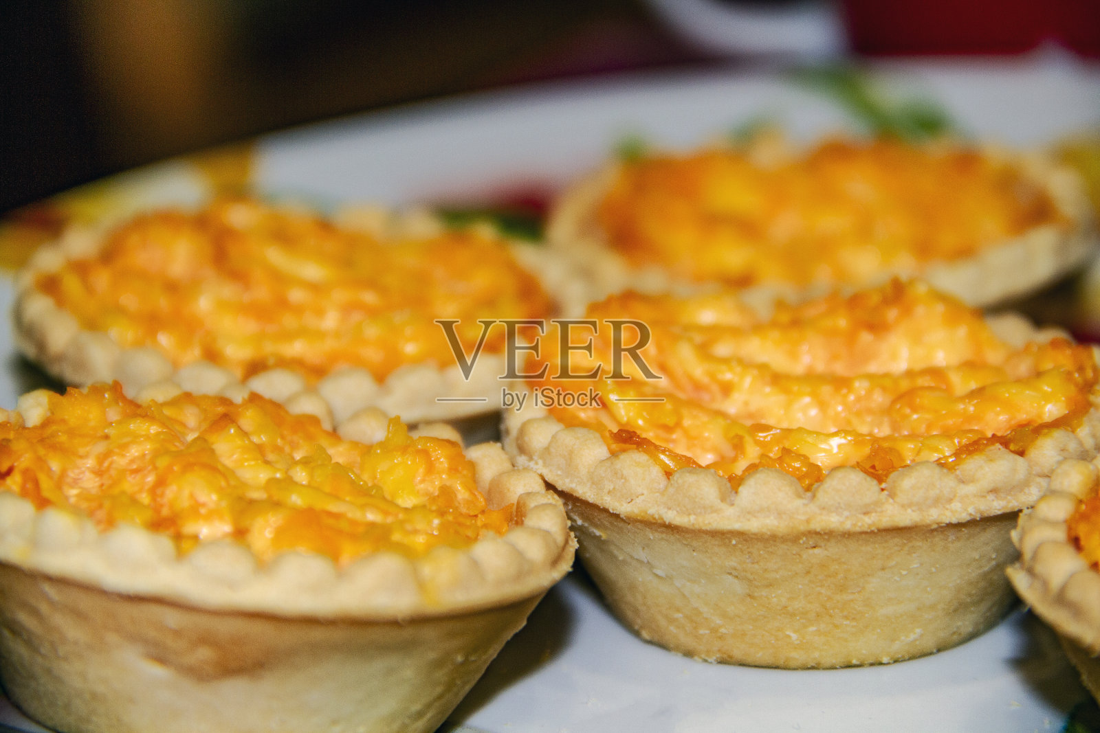 胡萝卜沙拉配芝士和大蒜蛋黄酱，放在馅饼里，几片装在盘子里。素食健康的饮食观念。照片摄影图片