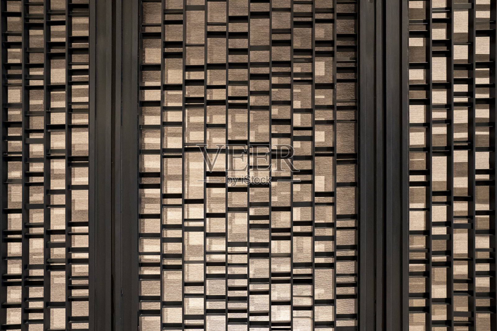 随机板条钢和杆子设置在酒店墙纸前作为背景和背景。照片摄影图片