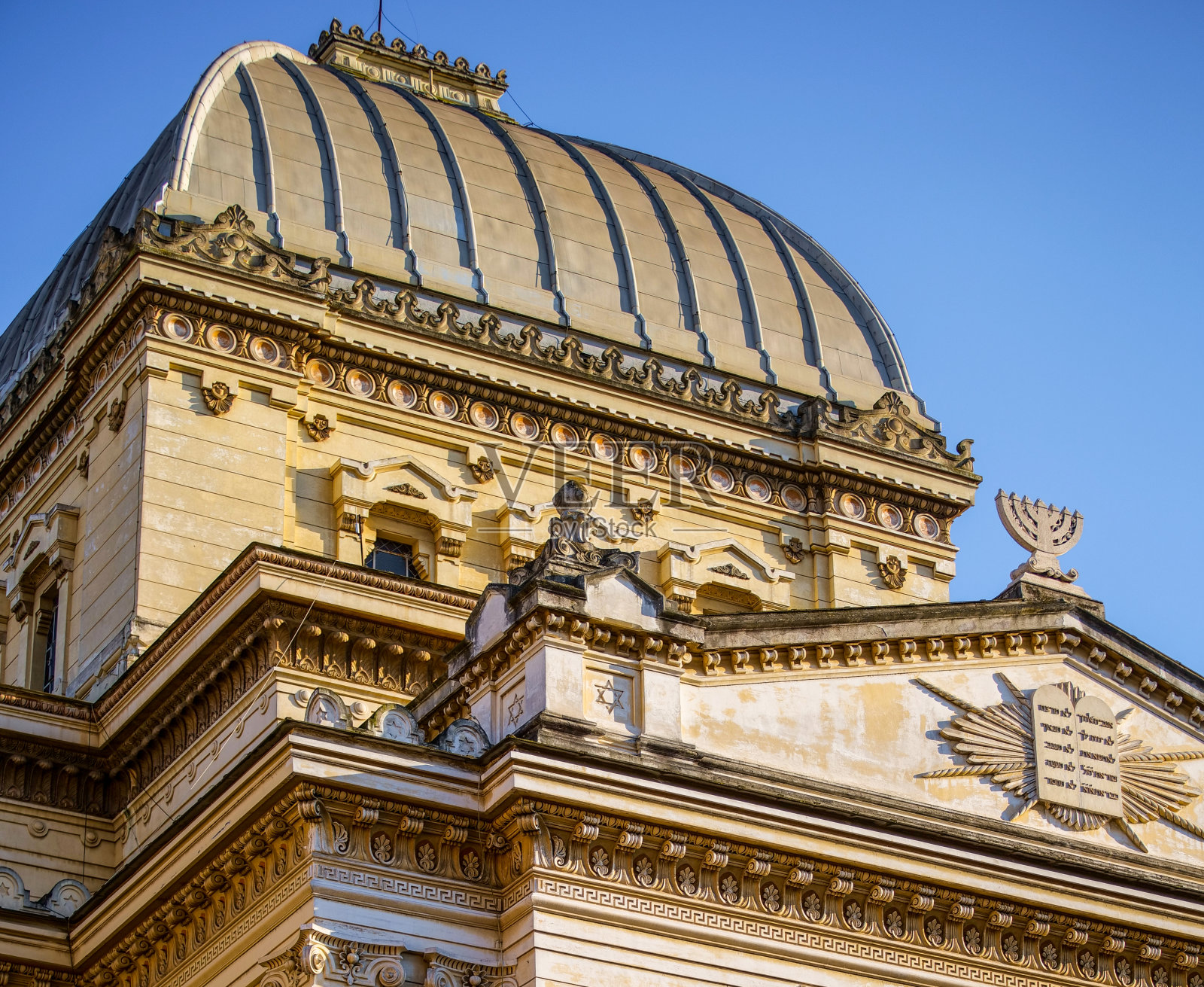 夕阳照亮了罗马犹太会堂的圆顶照片摄影图片