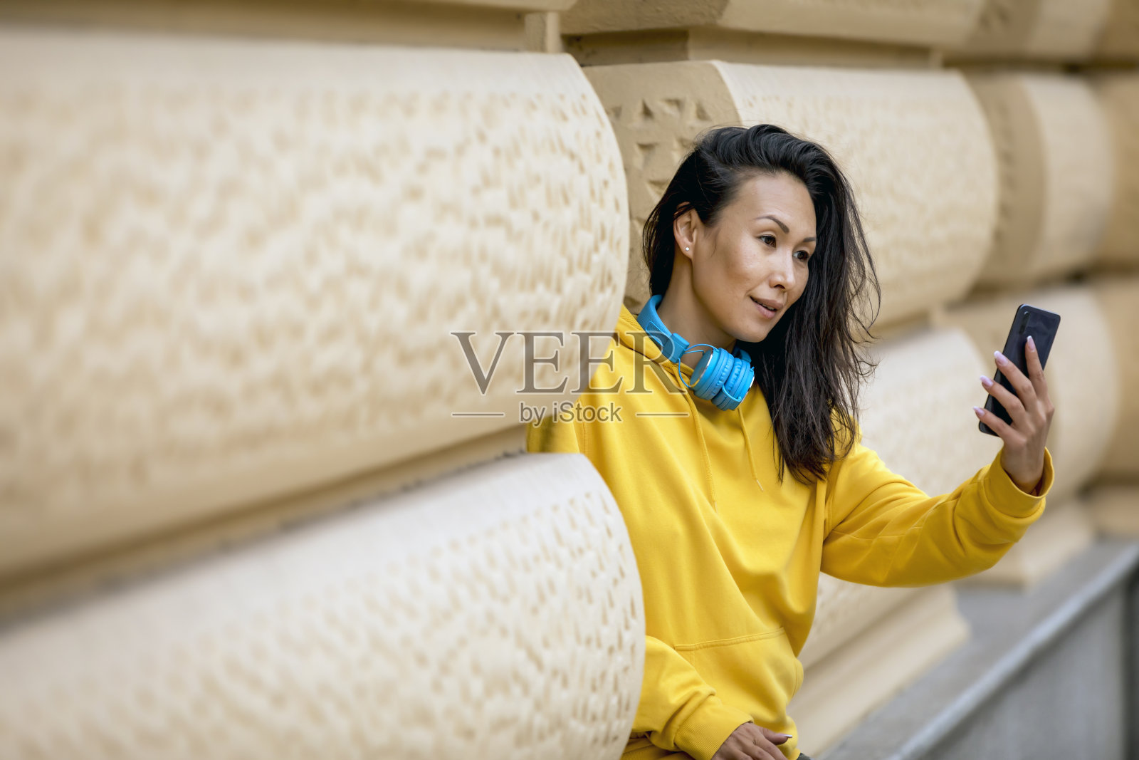 美丽的亚洲运动女人的自拍照走在街上。照片摄影图片