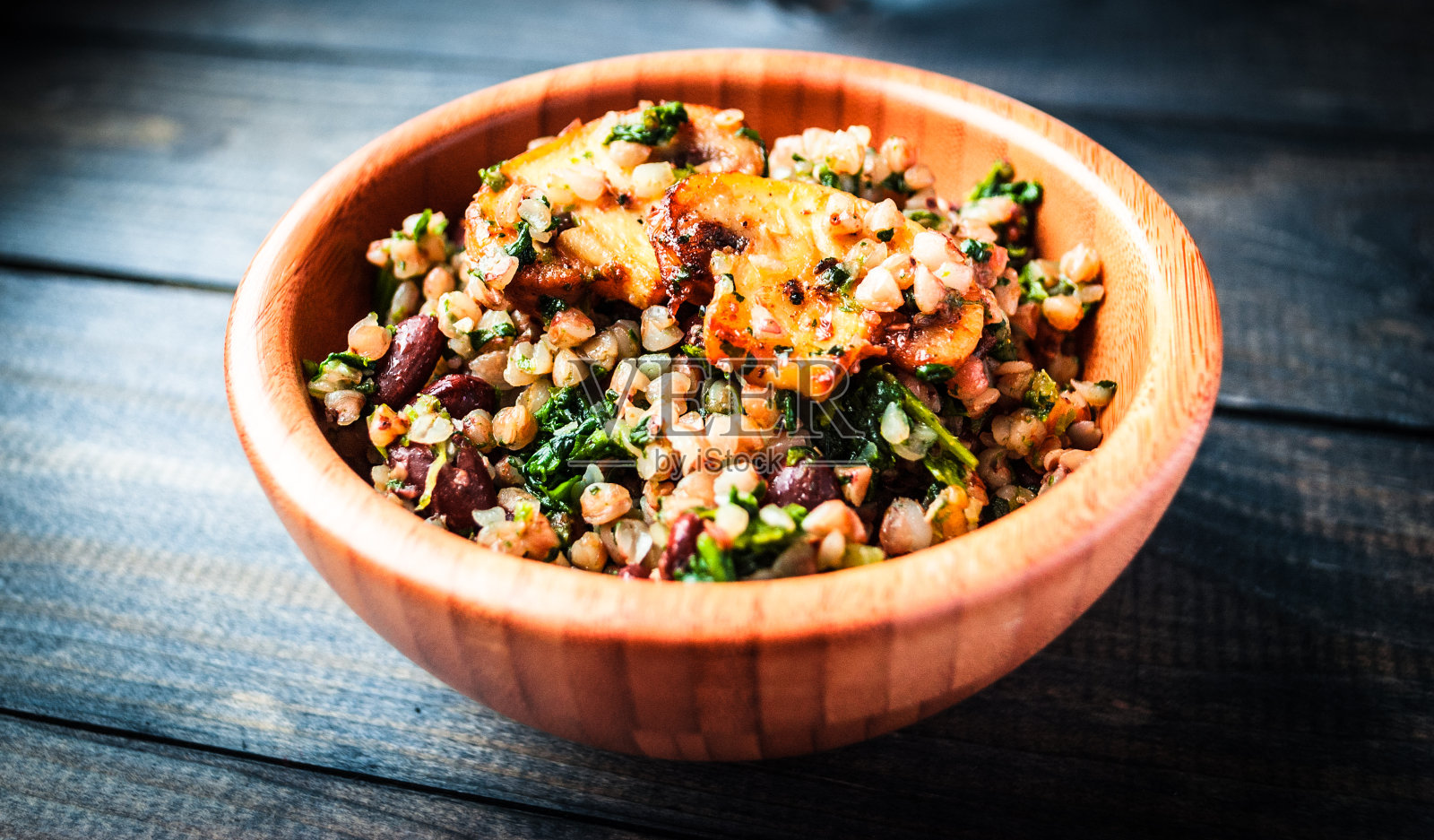 竹碗煮荞麦，油炸香槟，菠菜和红豆照片摄影图片