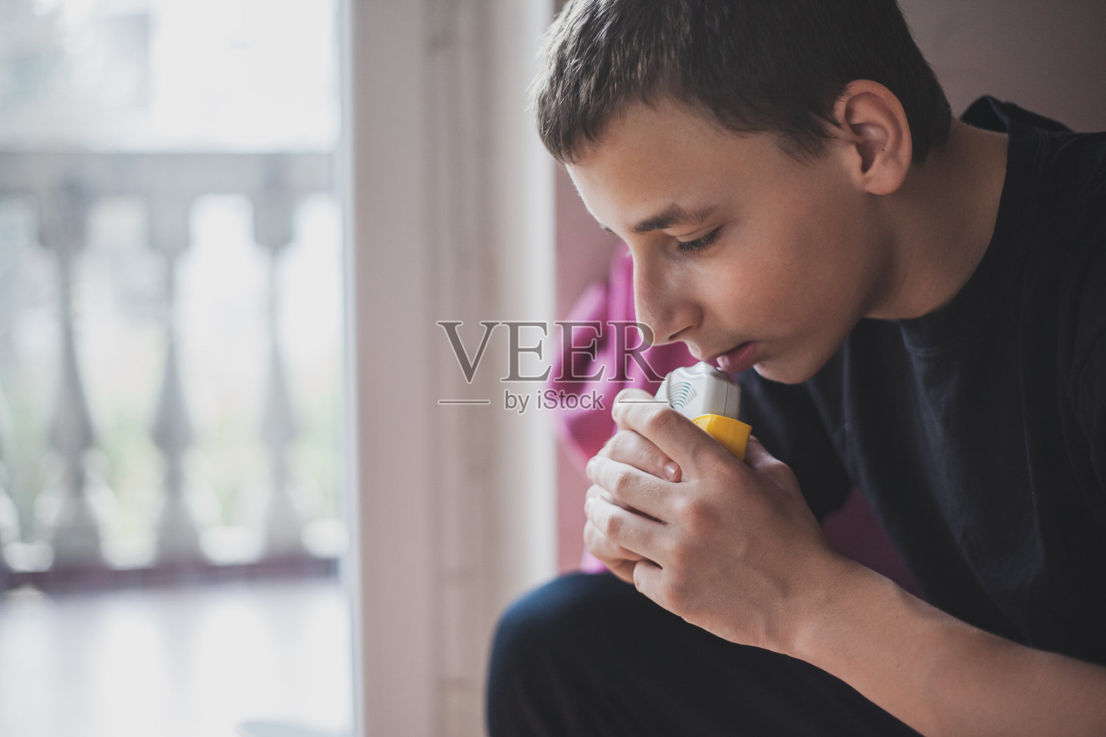 这个年轻人每天服用一剂抗过敏药照片摄影图片