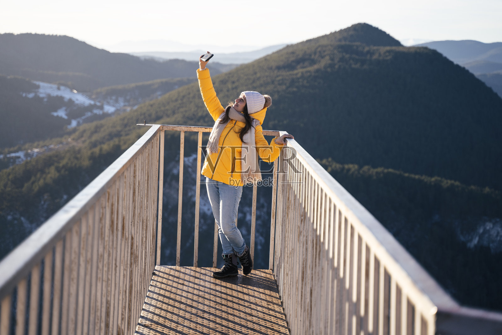 独自旅行者在高山美景前自拍。阳光明媚的户外享受。旅游目的地。照片摄影图片