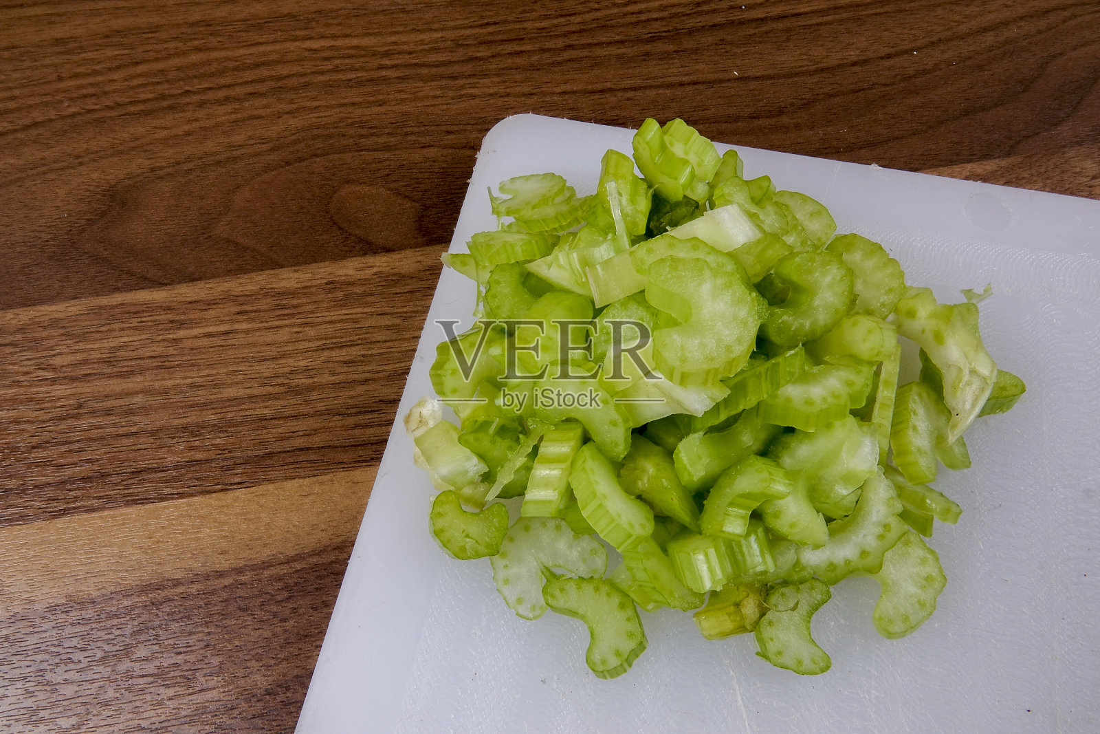 木质背景上的芹菜照片摄影图片