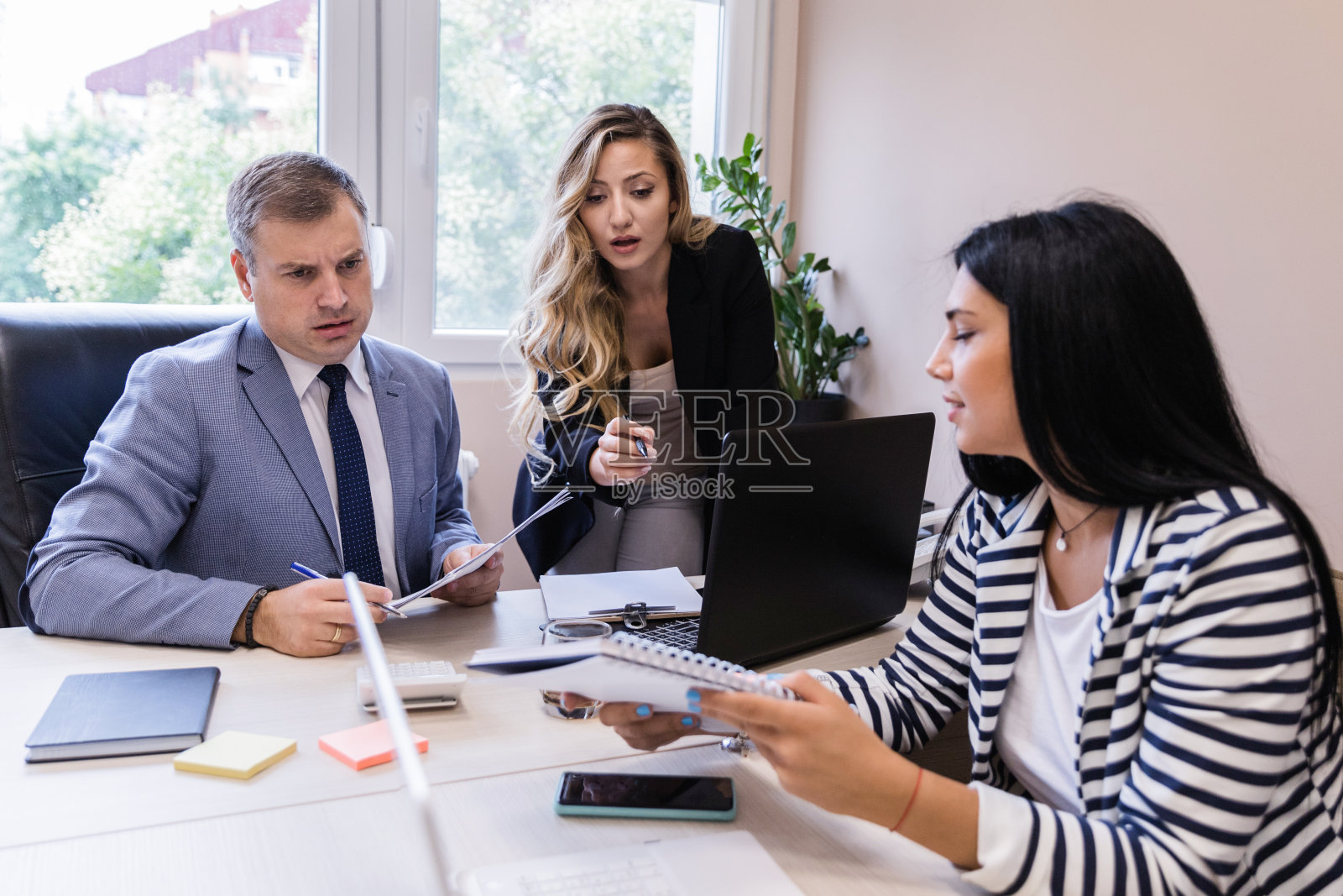 严肃的年轻商人在工作照片摄影图片
