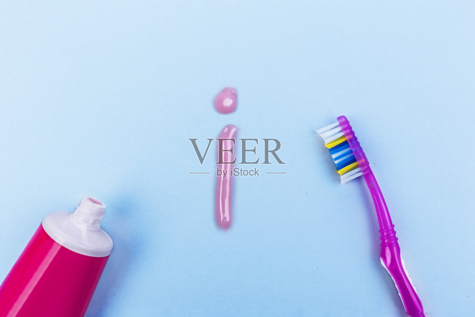 蓝色背景上的牙膏问号，牙膏选择照片摄影图片