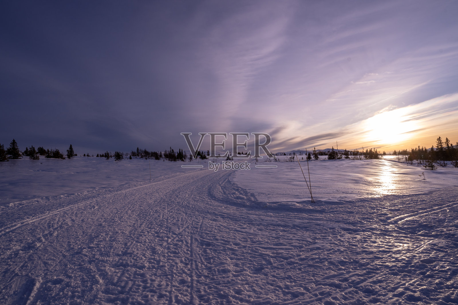 挪威日落时的越野滑雪道照片摄影图片