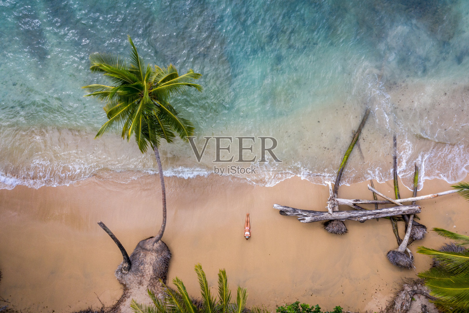 航拍：女子在金色沙滩上放松身心照片摄影图片