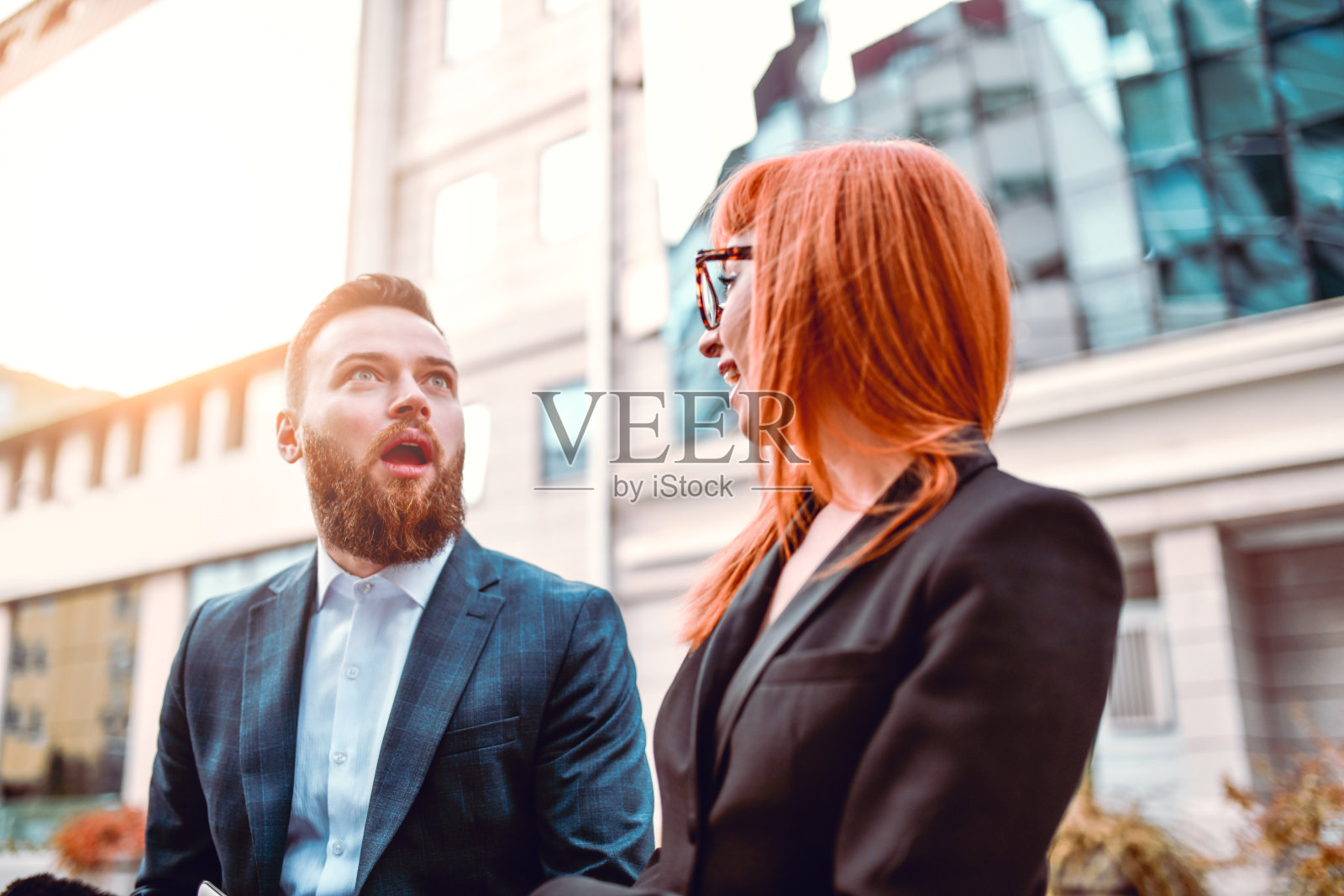 优雅的男性惊讶于美丽的女性城市之旅照片摄影图片