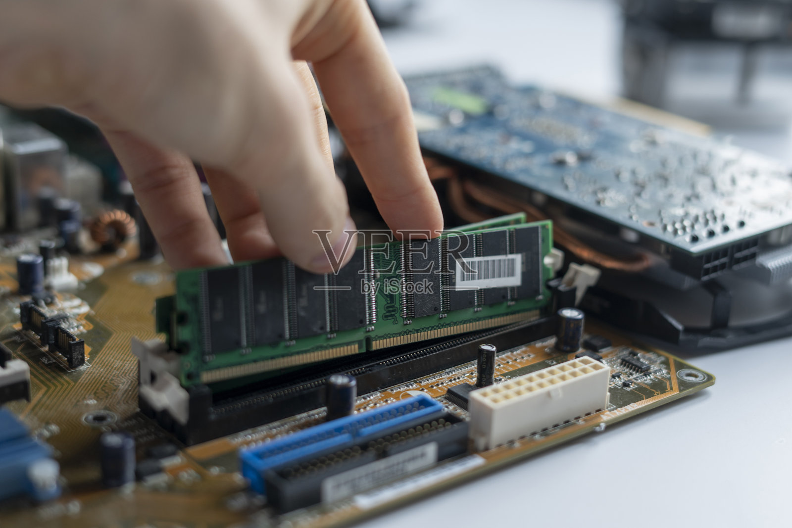 将内存条插入电脑主板特写照片摄影图片