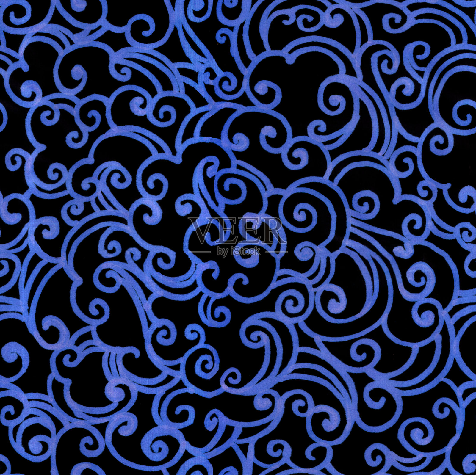 图案有云、曲线、卷。黑色背景上的传统东方装饰。抽象的几何无缝图案。纺织品、壁纸、背景。蓝色记号笔。插画图片素材