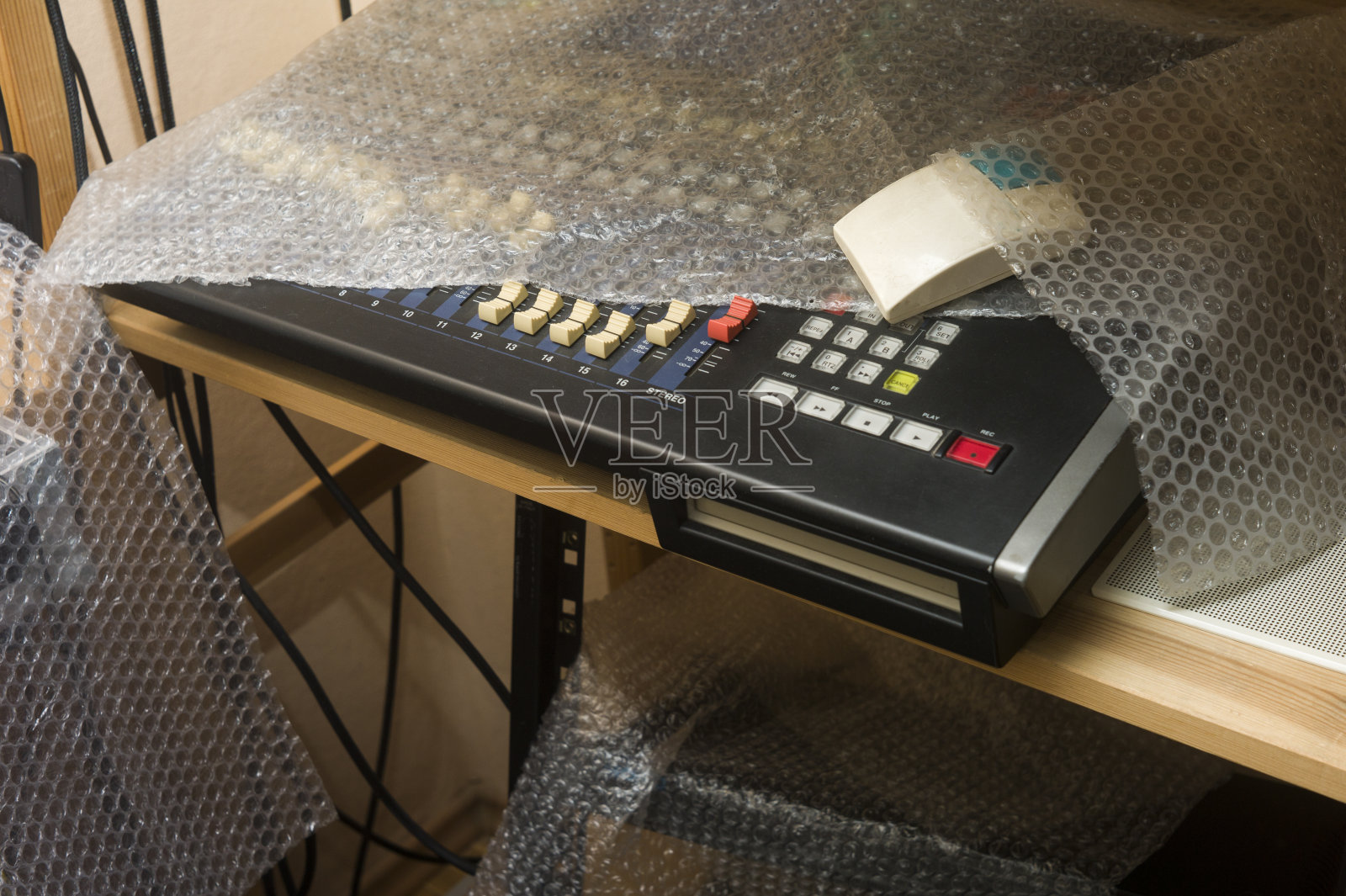 混合控制台覆盖着玻璃纸照片摄影图片