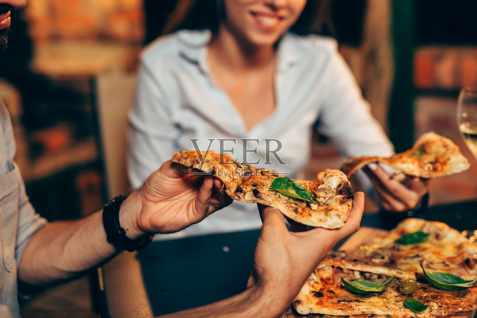 情侣在后院户外活动照片摄影图片