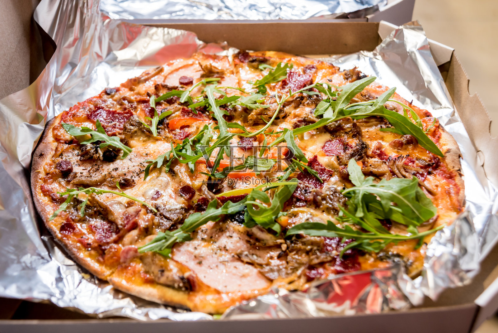 送餐盒里的美味披萨。厨房。照片摄影图片