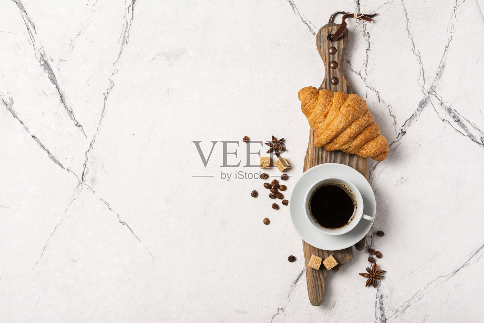 法式早餐，牛角面包和咖啡放在木板上照片摄影图片