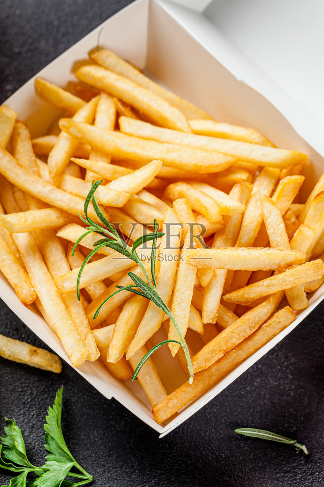 快餐配送理念。在白色环保纸盒里炸薯条。一杯柠檬水。背景图像，复制空间文本照片摄影图片