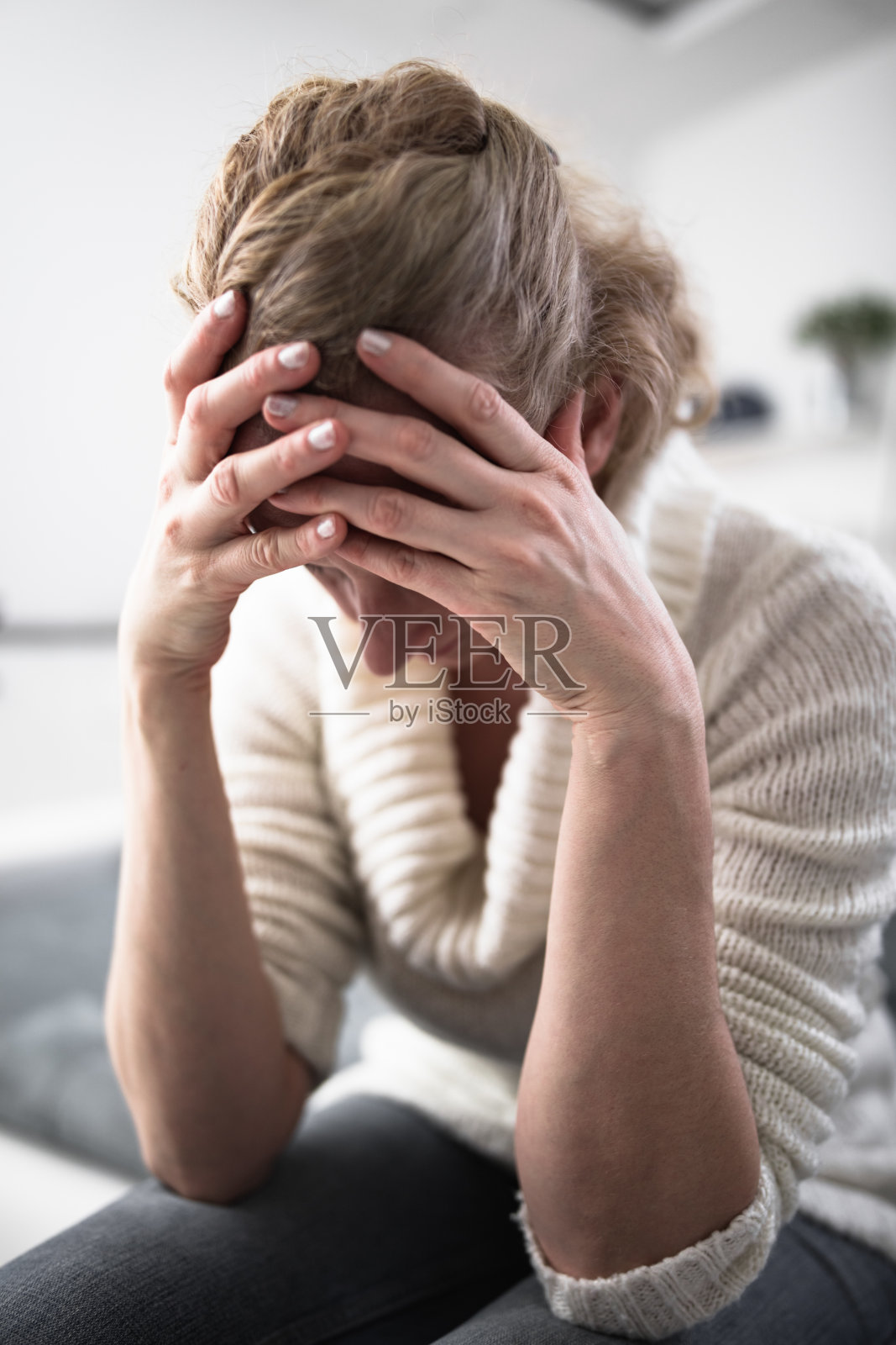 怀孕疲惫不堪的女人带着肚子和头的问题躺在家里的沙发上，生病了。照片摄影图片