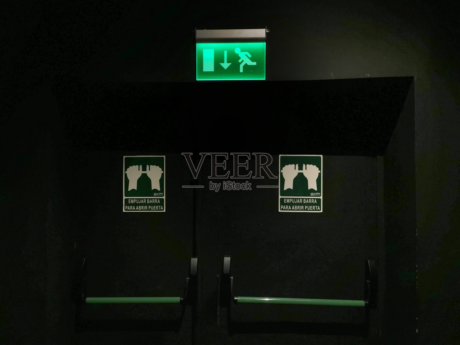 紧急门在天黑时照片摄影图片