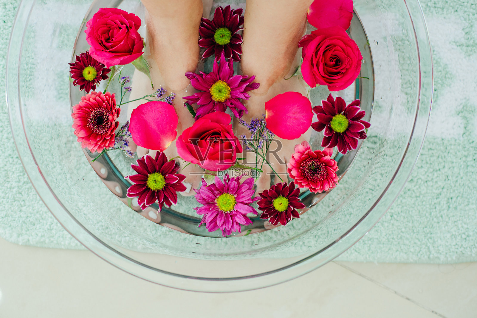 碗中放入青柠和热带鲜花的足浴，水疗修脚护理，俯视图照片摄影图片