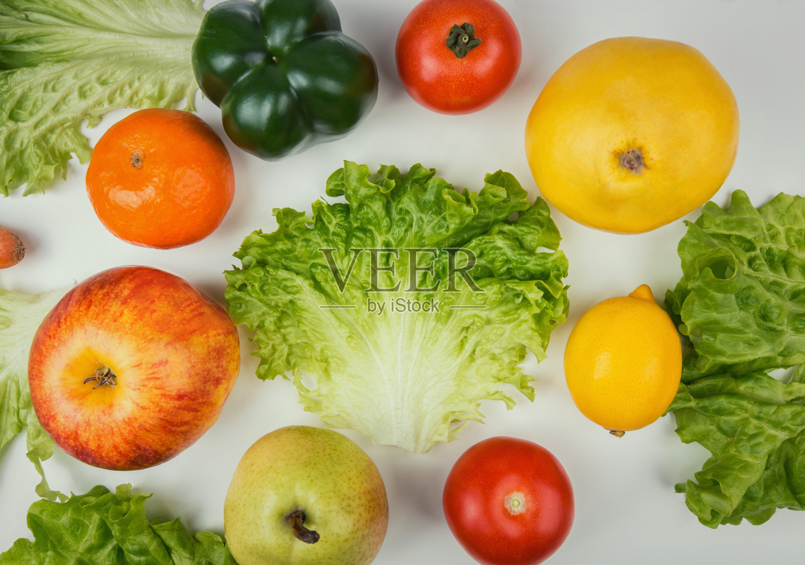 餐桌上放健康的生物食品，中间留出文字空间。来自农场菜园的有机水果和蔬菜。新鲜作物，没有转基因产品。素食和素食营养。照片摄影图片