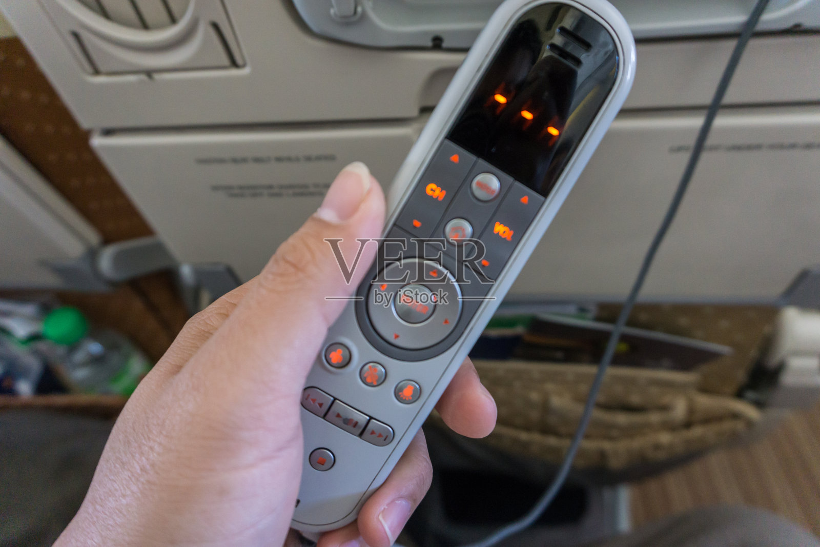 乘客手持飞机娱乐遥控器照片摄影图片