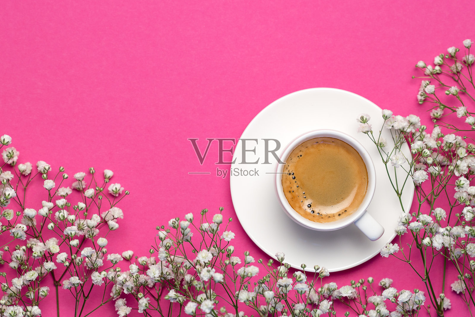 3月8日妇女节概念。早上的咖啡，粉彩背景上的白花，平铺，复制空间照片摄影图片