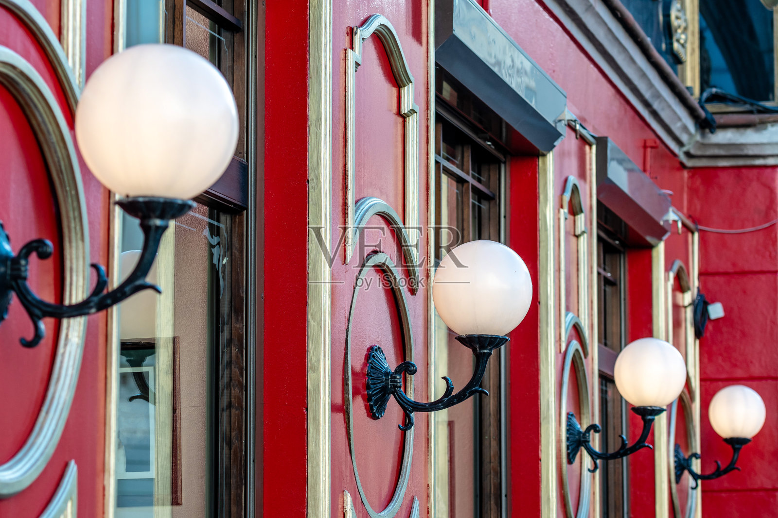 对红色建筑与白色玻璃球灯的看法在行图像照片摄影图片