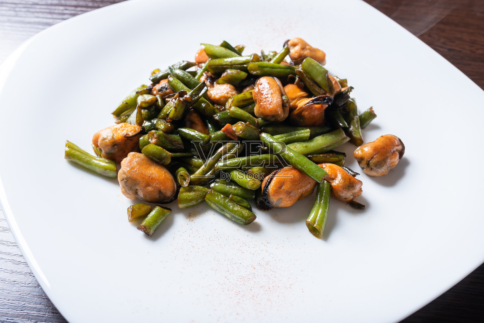 扁豆色拉和贻贝放在盘子里。照片摄影图片