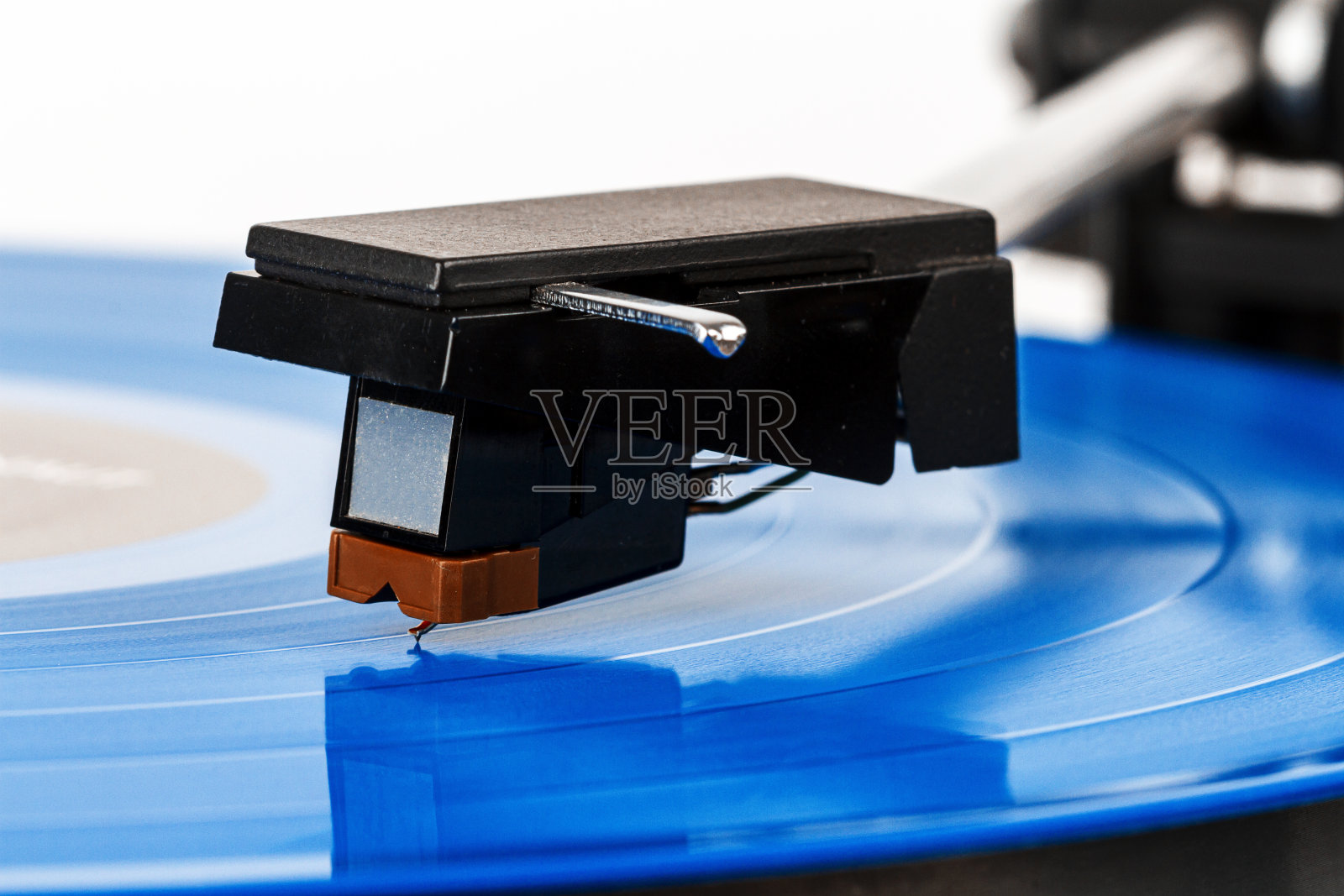 近距离的转盘针上的乙烯基照片摄影图片