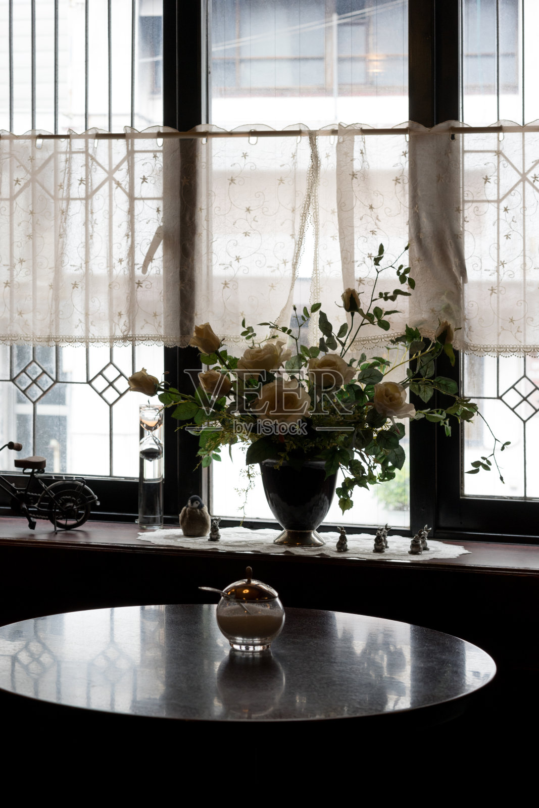 在一家咖啡店的窗口照片摄影图片