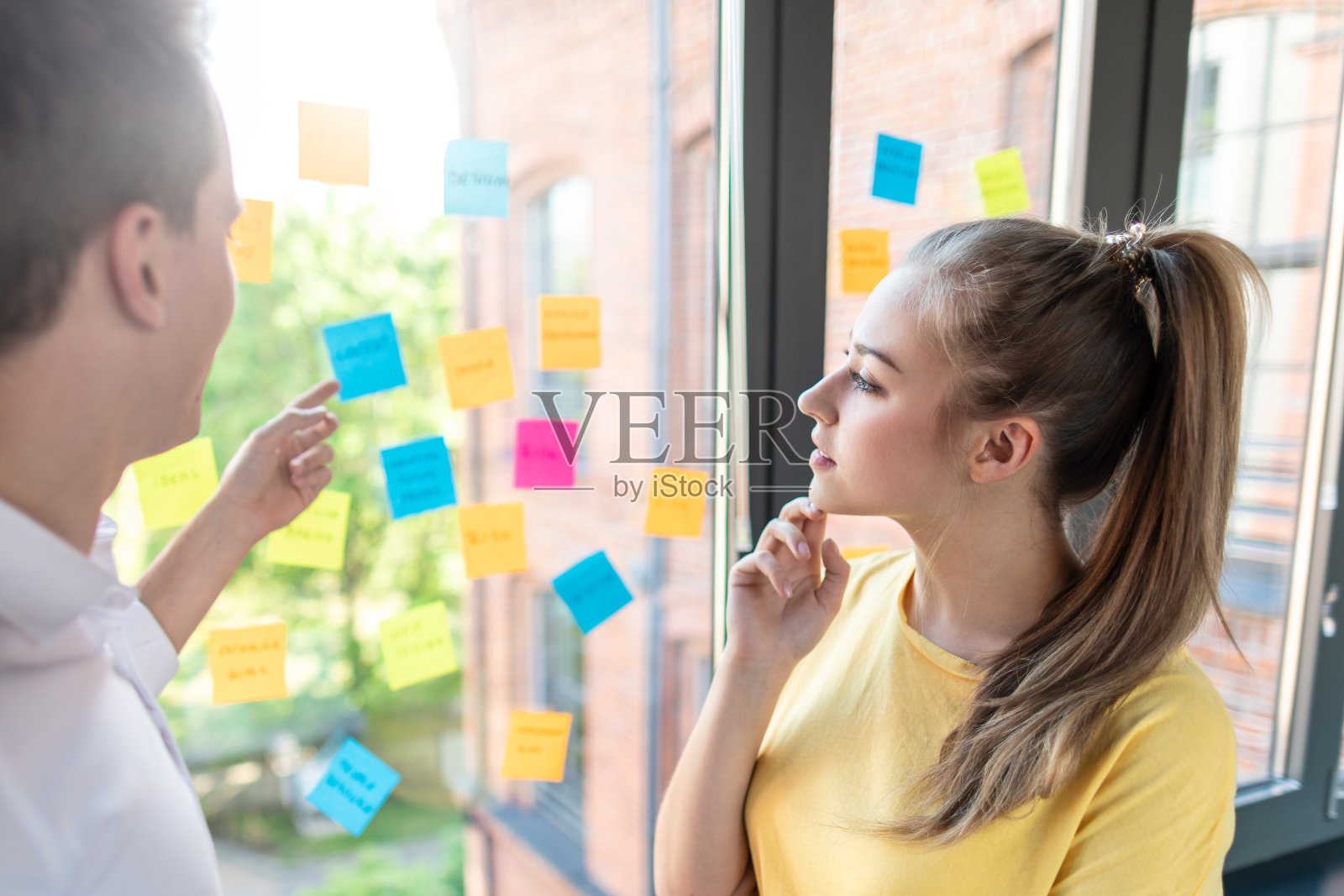 年轻富有创造力的商业人士在办公室开会。照片摄影图片