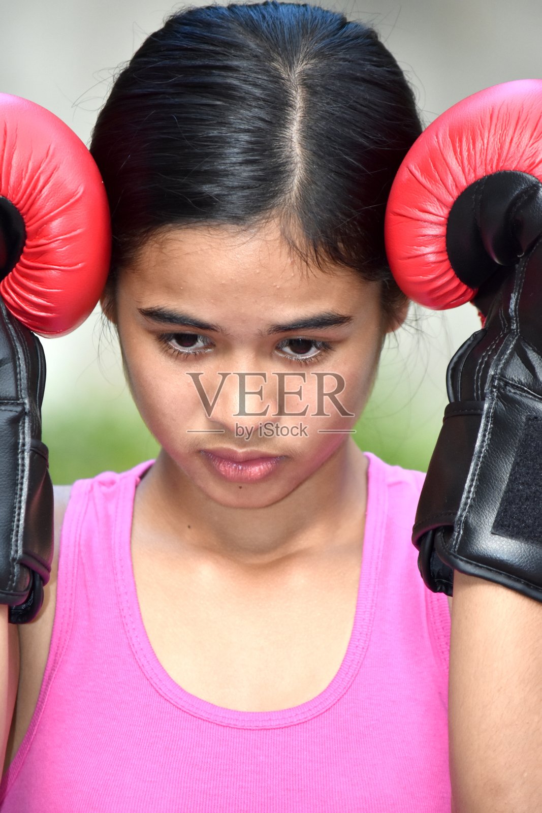 戴拳击手套的少数族裔女运动员与抑郁症照片摄影图片