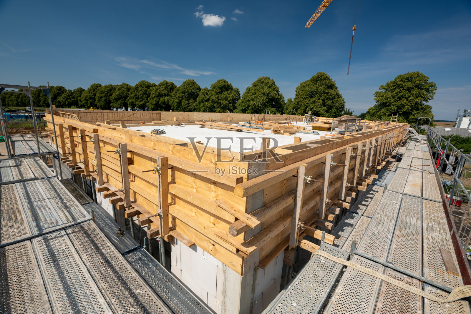 混凝土在建筑工地的预埋屋顶上干燥照片摄影图片