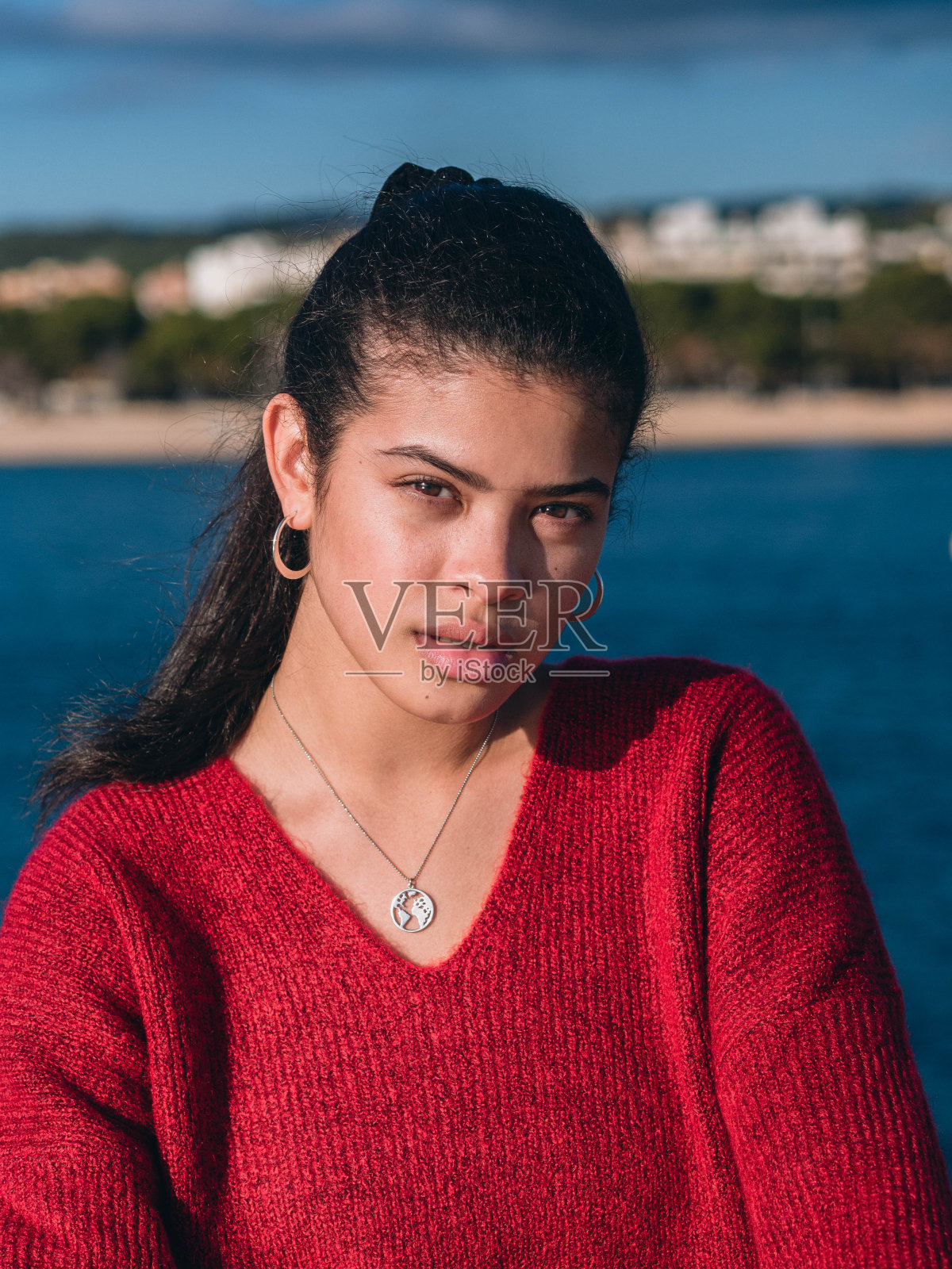 在海边俯瞰海滩的女人肖像照片摄影图片