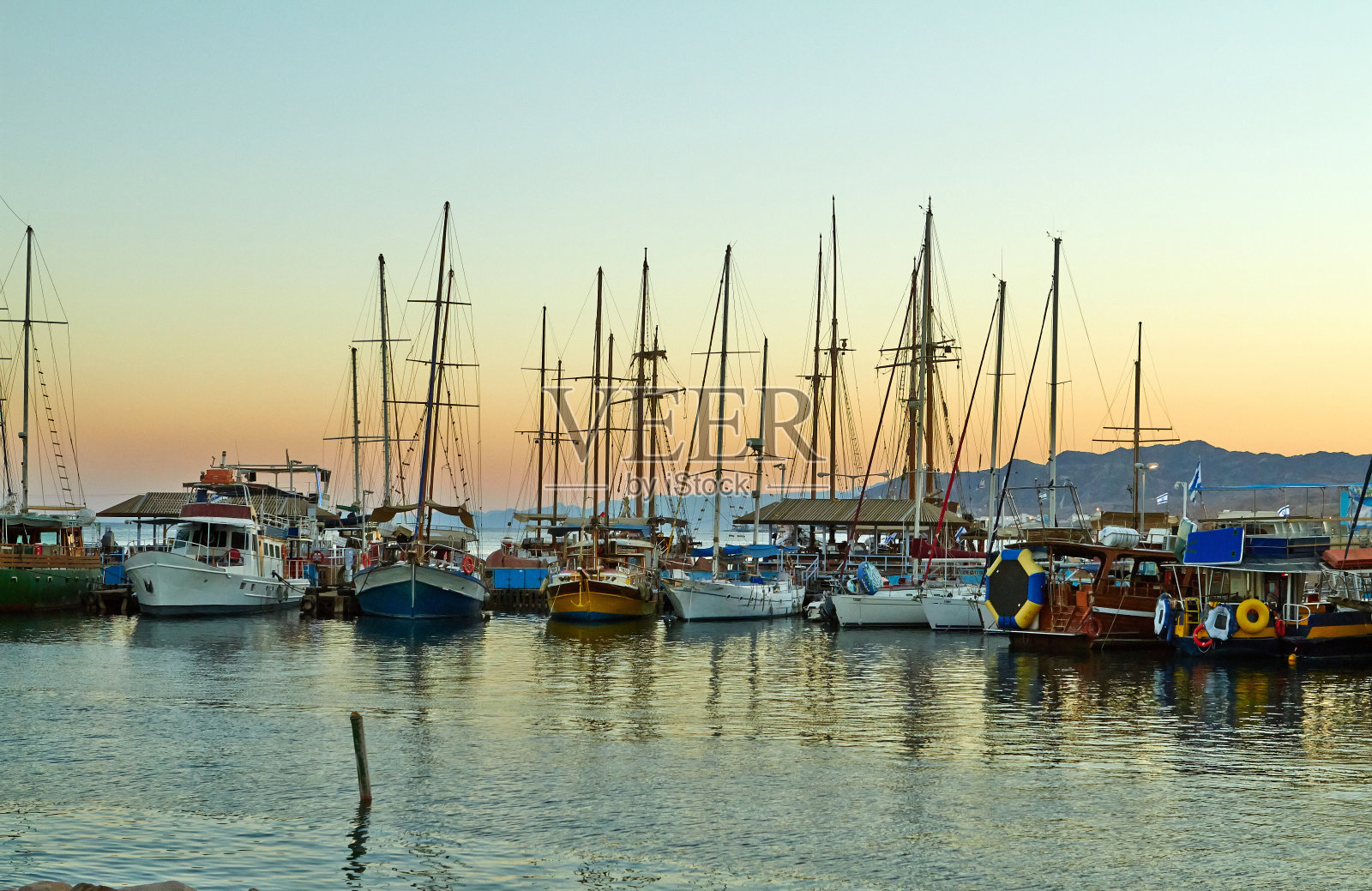 埃拉特湾的游艇景色照片摄影图片