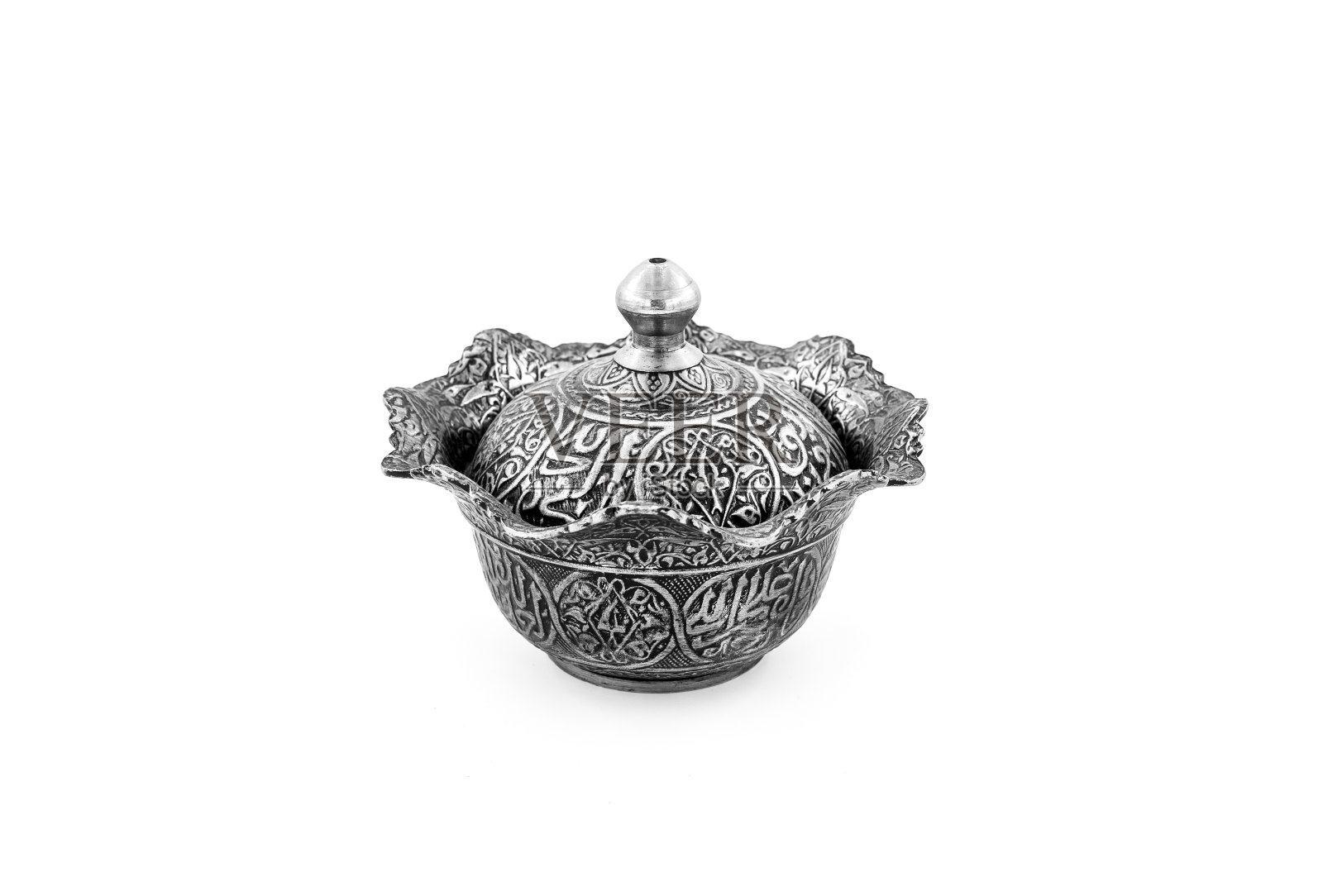 白色背景上，土耳其手工刺绣的银质“糖碗”照片摄影图片