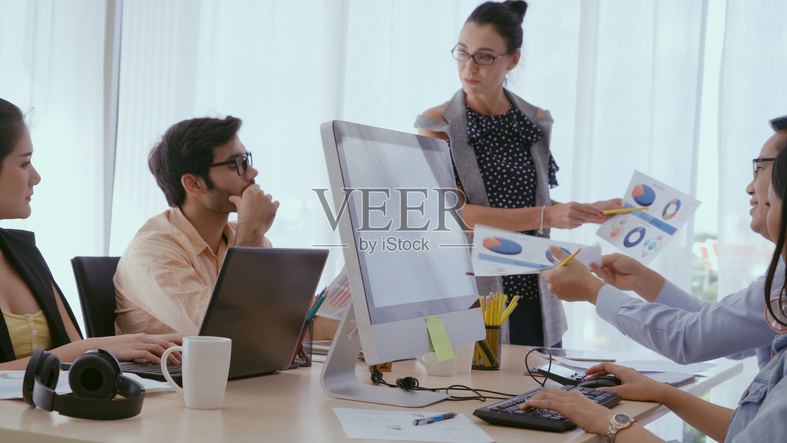 高级领导向团队成员发表建议演讲照片摄影图片