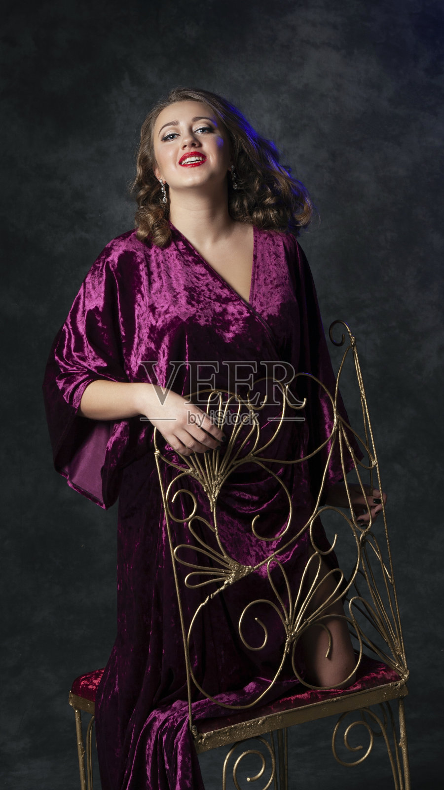 披着天鹅绒的女孩照片摄影图片