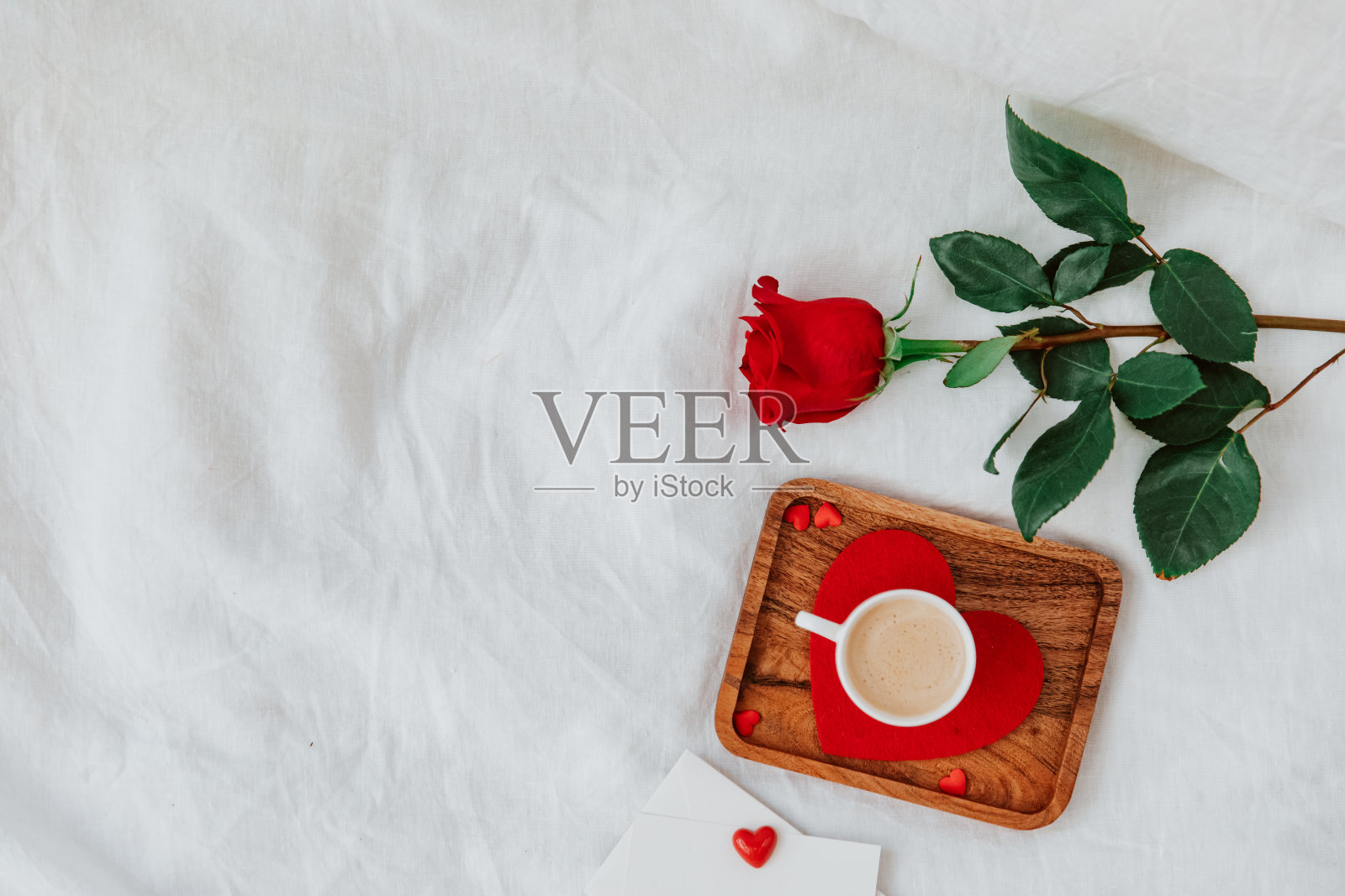 Flat Lay Valentine“u2019概念，咖啡杯，玫瑰和礼物。俯视图，平放照片摄影图片