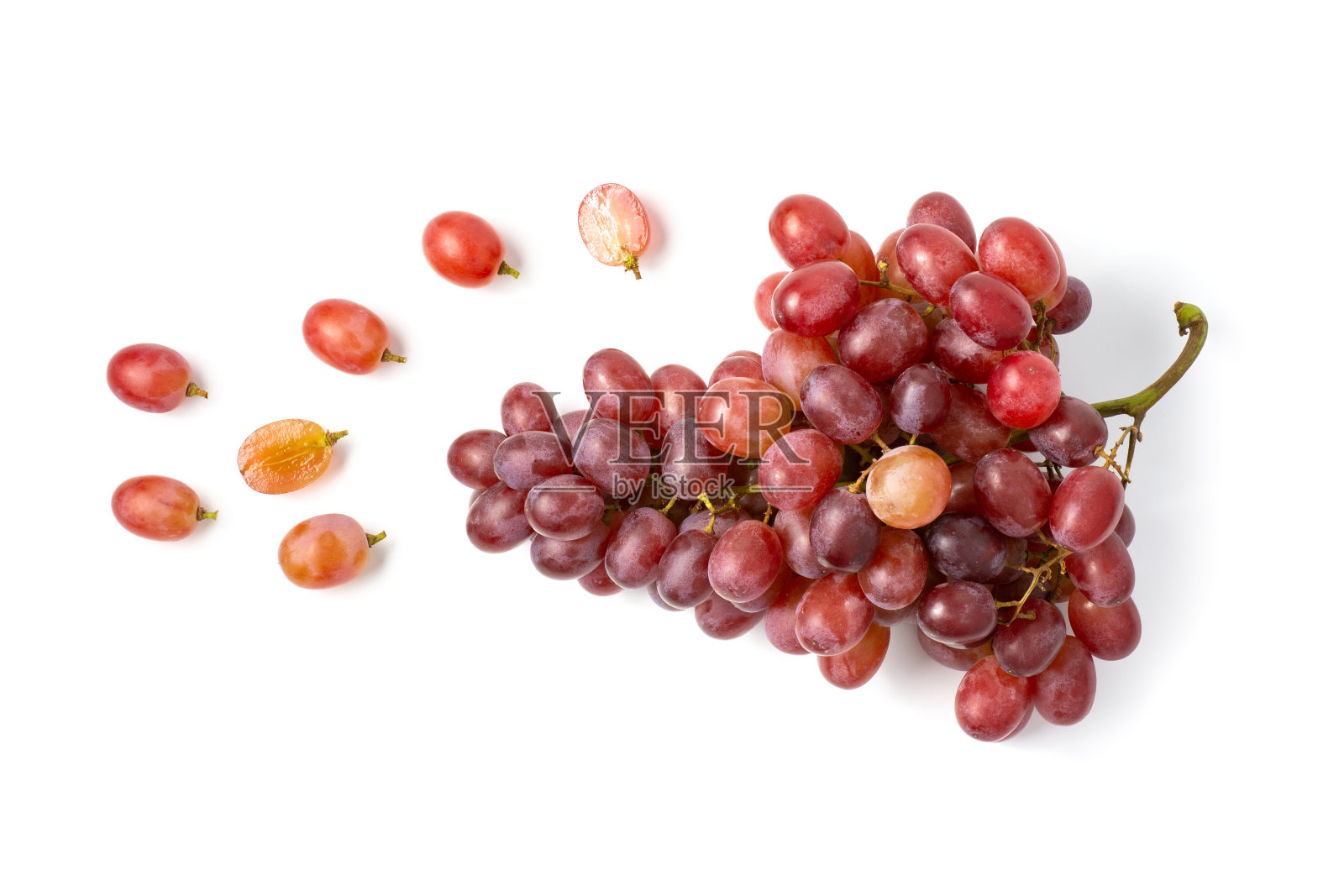 新鲜的红葡萄孤立在白色背景俯视图。照片摄影图片