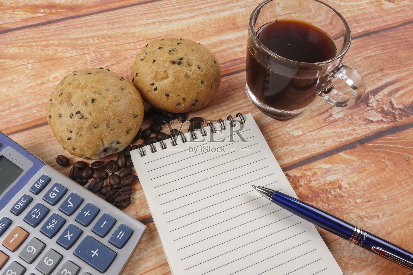 早餐概念与咖啡，面包，张贴它的笔记在木制的背景。照片摄影图片