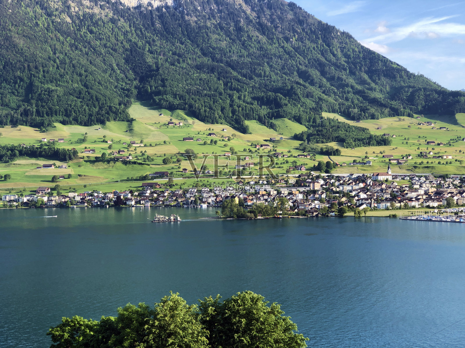 位于瑞士Nidwalden州的Engelbergertal山谷和Buochserhorn山的尽头的Luzerne湖或vierwaldstattersee (Vierwaldsattersee)岸边的Buochs定居点照片摄影图片