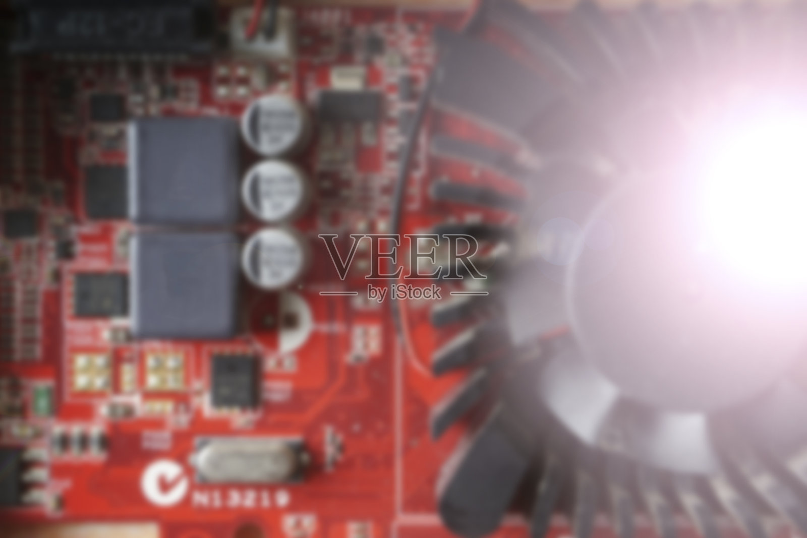 模糊的电路板与大的微芯片。网络安全的概念。照片摄影图片