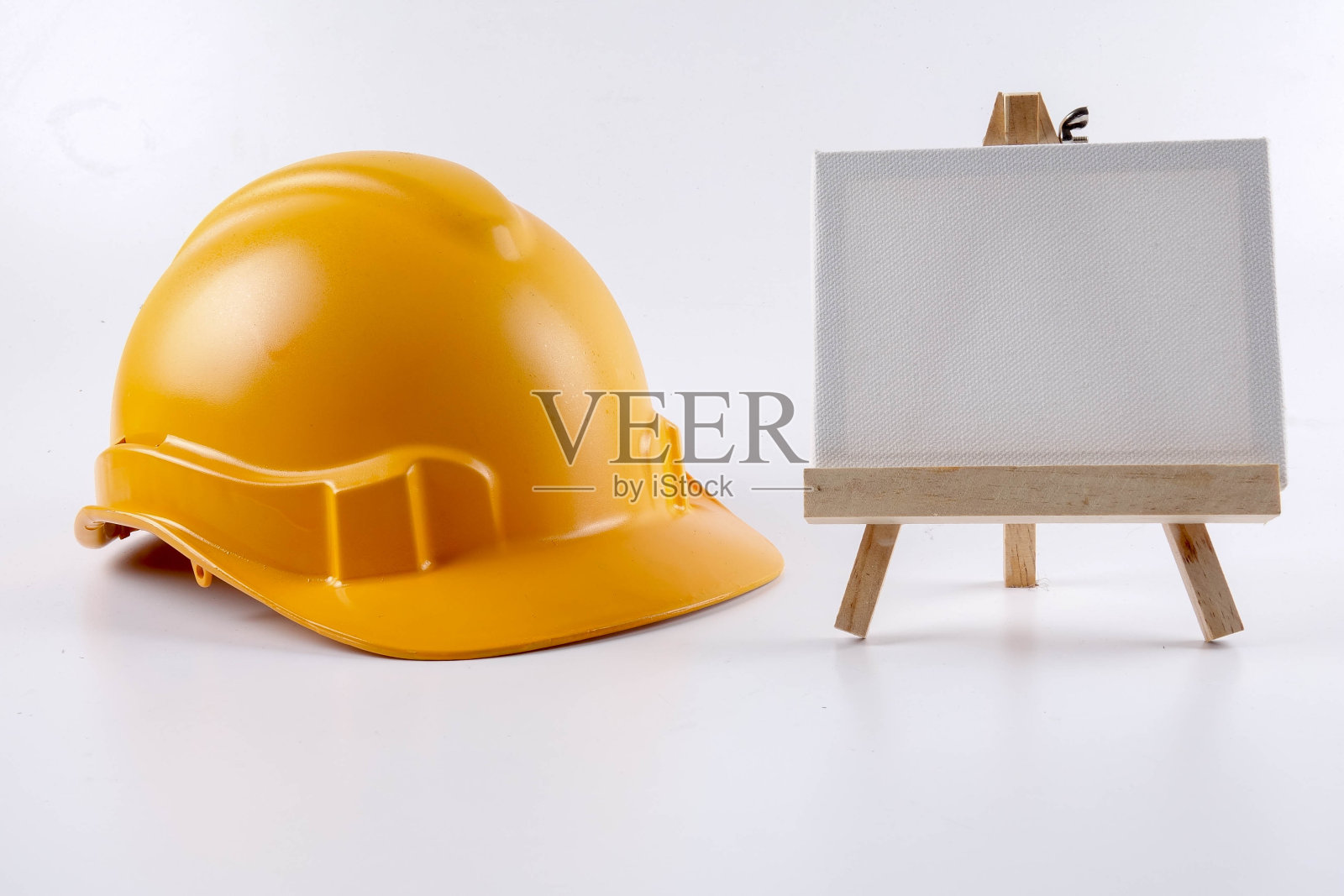 黄色安全帽，白色背景照片摄影图片